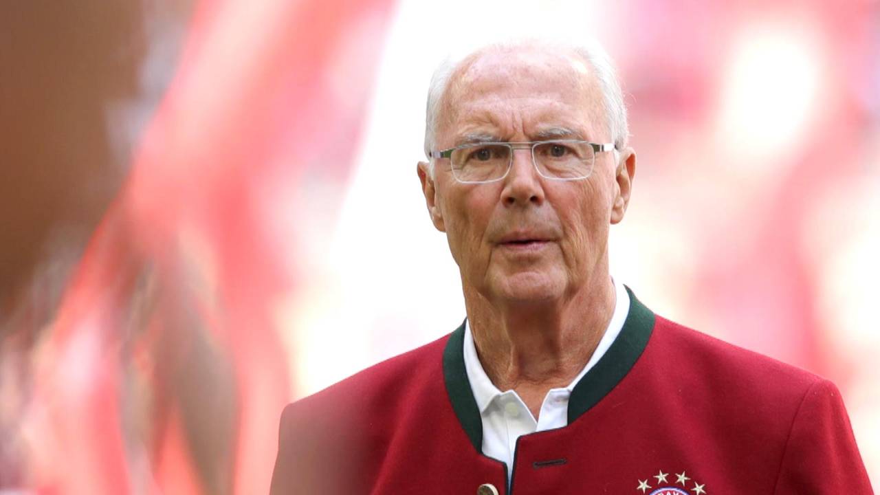Franz Beckenbauer bei Bayern-Geisterspiel im Stadion