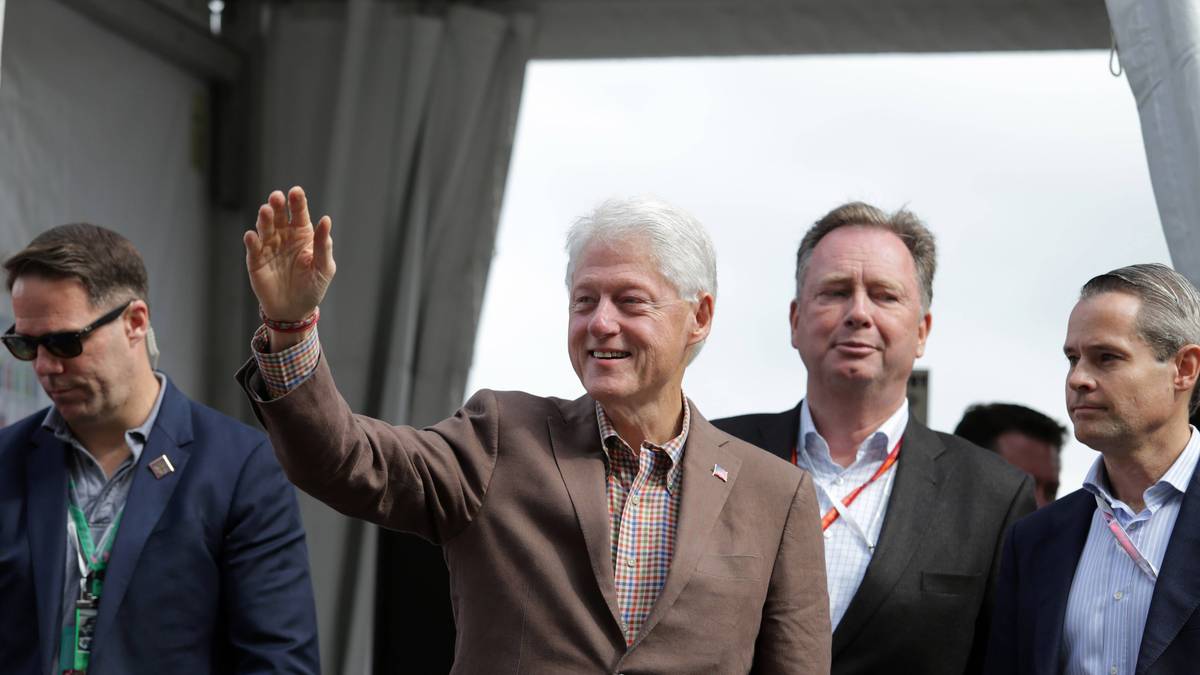 Auch der ehemalige US-Präsident Bill Clinton gibt sich die Ehre und lässt sich das Rennen in seinem Heimatland nicht entgehen