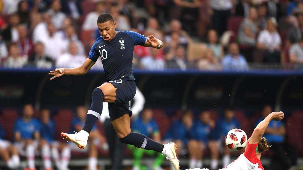 KYLIAN MBAPPE: Ein ums andere Mal ließ er seine Gegner mit seinem Antritt stehen. Vorm 3:1 von Pogba sensationell angespielt, dann im offensiven Zweikampf erneut überragend. Manch anderer Profi wünschte sich sein Tempo oder seine Technik. Sein 4:1 die Krönung seiner bärenstarken ersten WM. Vor der WM als möglicher Star gehandelt, erfüllte die Prophezeiung. SPORT1-Note: 1,5