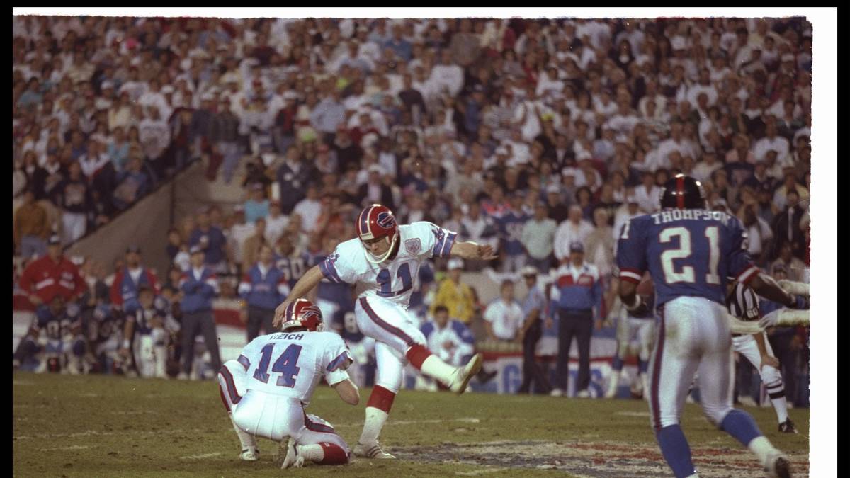 ...allerdings rechts vorbei, die Giants gewinnen den Super Bowl. Der Versuch von Norwood geht als einer der berühmtesten Fehlschüsse in die NFL-Geschichte ein. Kurios: Die Bills stehen auch 1992, 93 und 94 im SuperBowl und können nie gewinnen. Vier verlorene Super Bowls hintereinander sind einsamer Rekord