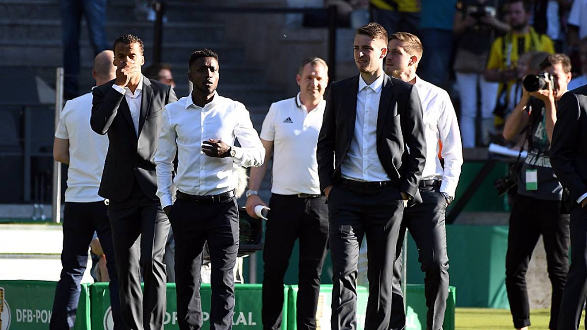 Die Frankfurter inspizieren den Platz...