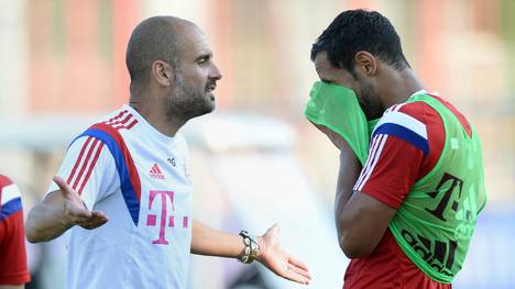 Medhi Benatia (r., mit Trainer Pep Guardiola) wechselte Ende August 2014 vom AS Rom zum FC Bayern