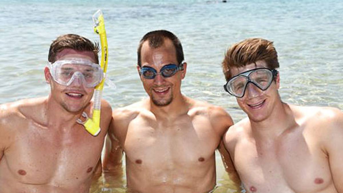 Die Ruderer des Deutschlandachters Andreas Kuffner, Maximilian Reinelt und Richard Schmidt (v.l.) ausnahmsweise ohne Boot im Wasser