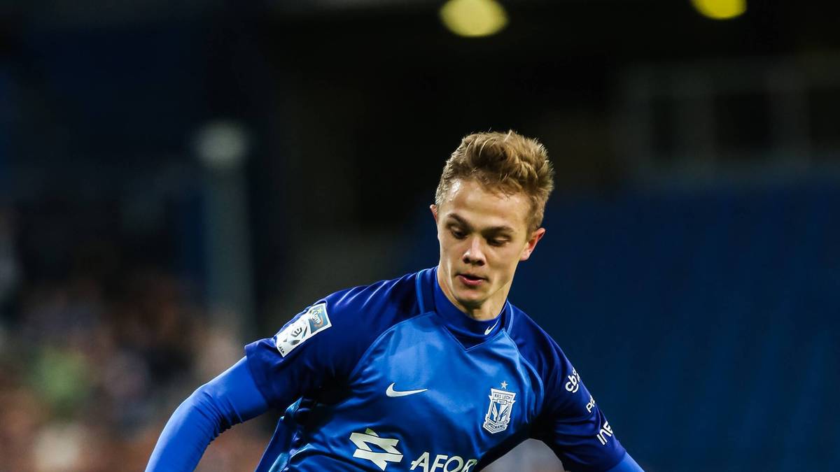 Wie "Reviersport" berichtet, habe der 19-Jährige die Verantwortlichen nicht von seiner Fitness überzeugen können. Die Ärzte sollen den Youngster zu 90 Prozent fit erklärt haben. Um sicherzugehen, wollte der Klub weitere Tests machen, dafür reichte aber die Zeit nicht. Gumny steht in Posen bis 2019 unter Vertrag, die Ablöse sollte bei 6,5 Millionen Euro liegen