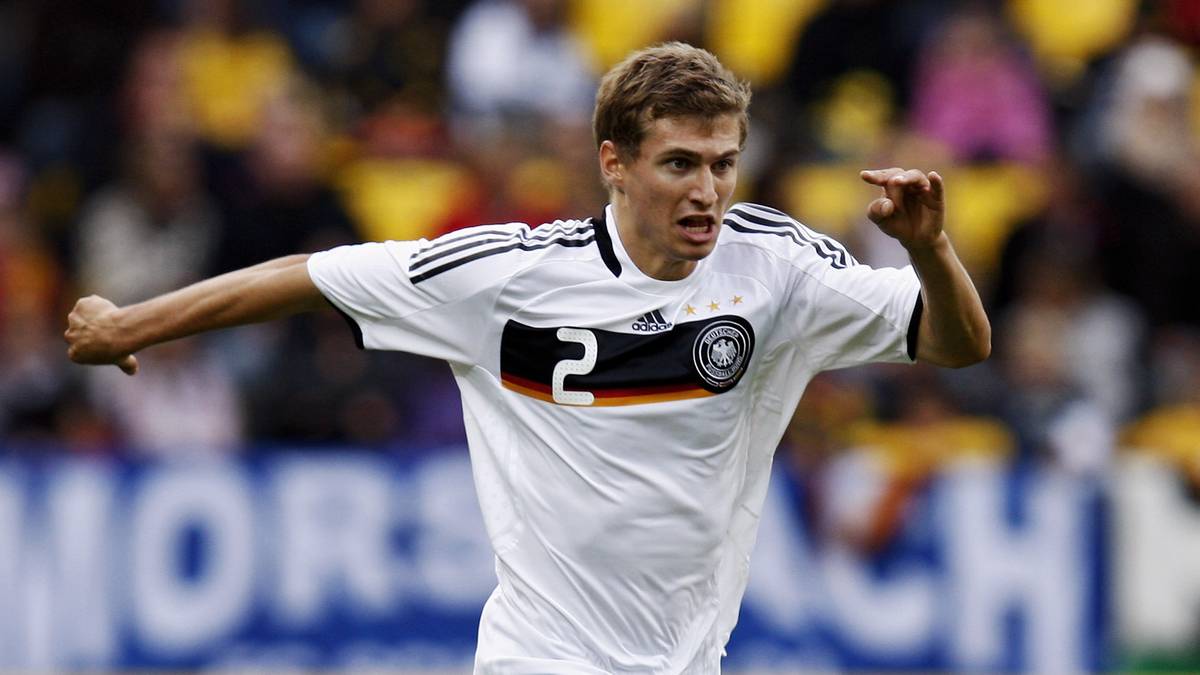 DANIEL SCHWAAB: Der Badener gehört ebenso zu den Europameistern von 2009, ist allerdings nur Reservist. Danach sind ihm nicht mehr viele Auftritte im Trikot der Nationalmannschaft vergönnt, steigt 2016 mit dem VfB Stuttgart ab, spielt ein Jahr später mit der PSV Eindhoven Champions League. Dort endet 2019 sein Vertrag