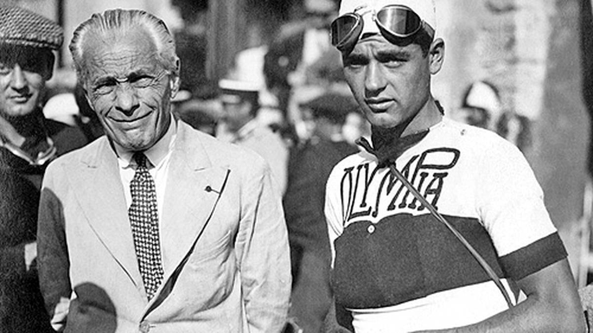 Henri Desgrange (links) ist der Begründer der Tour de France. Bis zu seinem Tod im Jahr 1940 leitetet er die Tour als Direktor. Sein Nachfolger war Jacques Goddet. Heute ist Christian Prudhomme Tour-Direktor