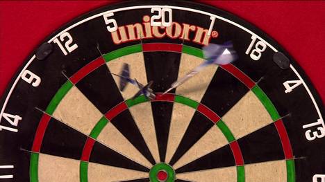 Als sich die Darts-Legenden Gary Anderson und Phil Taylor im Finale der Darts-WM 2015 duellieren, kommt es zu einer äußerst kuriosen Szene. Der Schotte wirft eigentlich eine 180 - steht aber am Ende seiner Aufnahme doch mit null Punkten da.