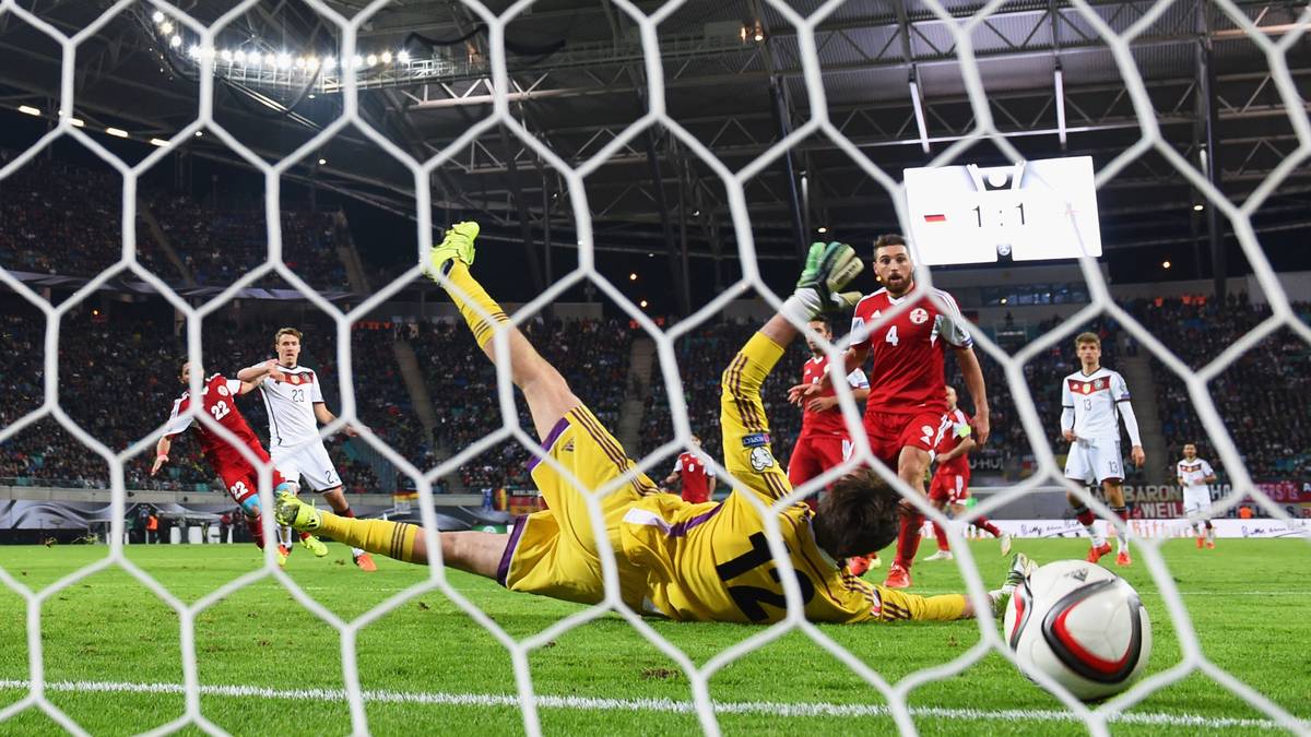 In der 76. Minute kommt Max Kruse für Andre Schürrle in Spiel - und erlöst die deutsche Elf drei Minuten später. Der Wolfsburger verwertet einen schönen Pass von Mesut Özil und schiebt zum umjubelten 2:1 ein