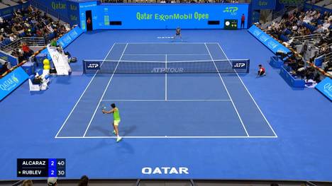 Carlos Alcaraz trifft im Halbfinale der Qatar Open auf Andrey Rublev. Dabei stellt Alcaraz einmal mehr unter Beweis, warum er auf Rang eins der Weltrangliste steht.