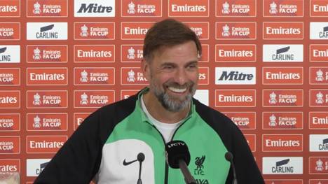 Jürgen Klopp gesteht, dass er ein großer Fan von Siegesparaden sei und würde am Ende der Saison auf jeden Fall mit auf den Bus steigen. Nur soll diese nicht als Abschiedsfeier für ihn betrachtet werden.