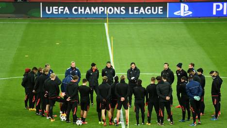 Roger Schmidt schwört seine Mannschaft Bayer Leverkusen beim Training vor dem Spiel in der Champions League gegen Atletico Madrid ein.