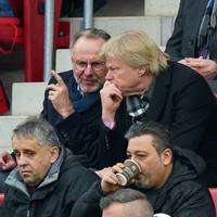 Nach seiner Rückkehr in den Aufsichtsrat beim FC Bayern legt Karl-Heinz Rummenigge den Finger in die Wunde. Kritik kassiert indirekt auch Oliver Kahn. Rummenigge gibt zudem Hinweise auf kommende Transfers der Bayern.