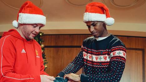 Die Profis der Herren- und Frauenmannschaften von Manchester United haben vor Weihnachten Geschenke für Kinder und Patienten in Krankenhäusern gepackt und persönlich überreicht. 