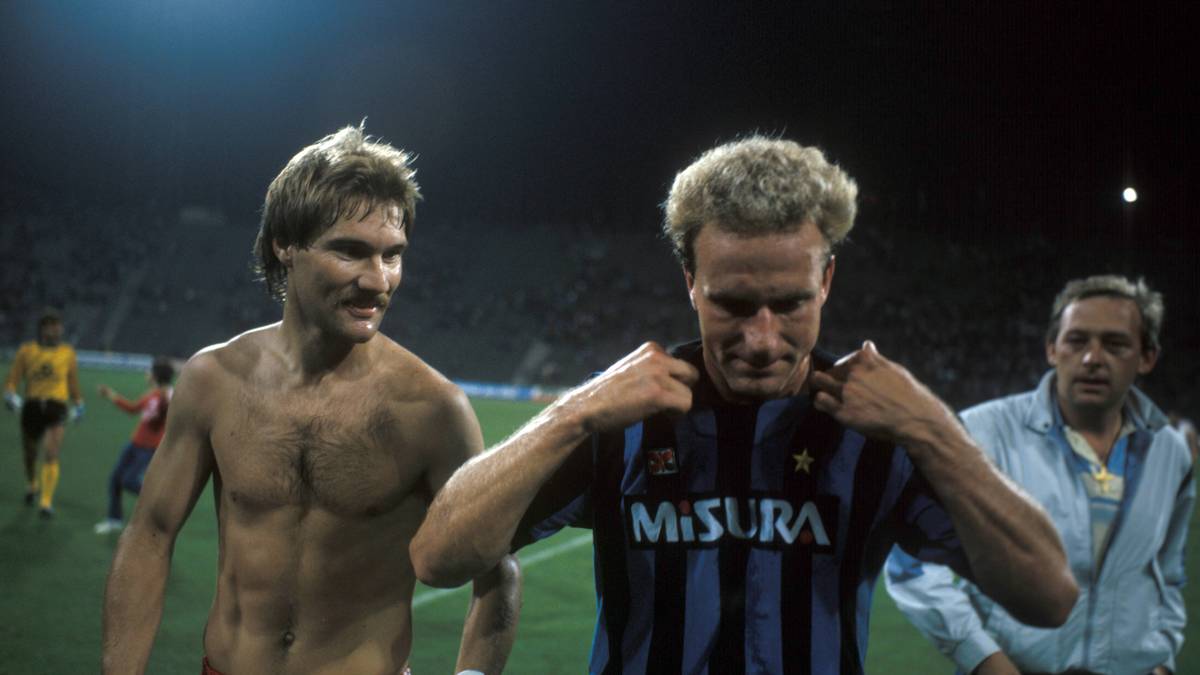 WOLFGANG GROBE: Spielte in den 1980ern vier Jahre für die Bayern. Hier ist er 1984 beim Trikottausch mit Rummenigge zu sehen, der damals für Inter Mailand spielte. Arbeitet seit fast 20 Jahren als Scout für den Rekordmeister 