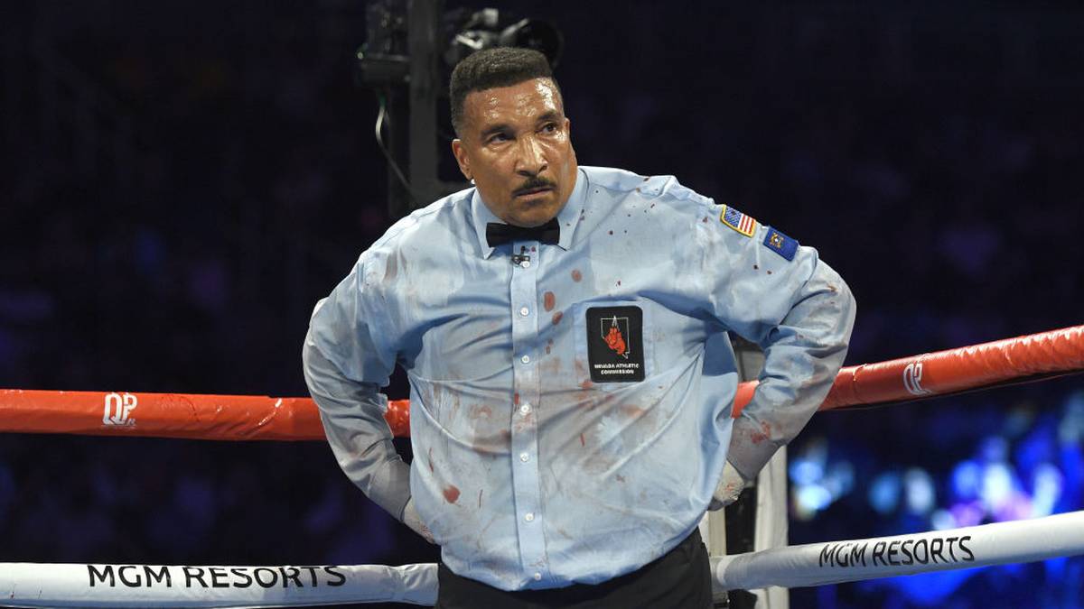 Auch an Ringrichter Tony Weeks hat der blutige Fight Spuren hinterlassen