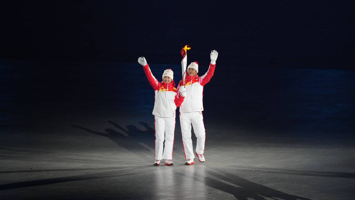 Und dann - kurz vor dem Ende der Zeremonie - ist es so weit: Das olympische Feuer wird ins Stadion getragen und entzündet