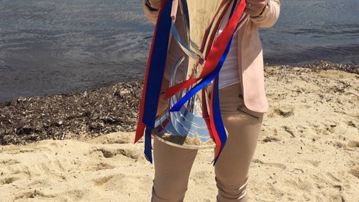 Wenn sie nicht gerade Pokale sammelt, verbringt die Mittelfeldspielerin mit dem berühmten Fußball-Nachnamen gerne Zeit mit ihrem Chihuahua, den sie häufig und gerne in ihrer Handtasche transportiert