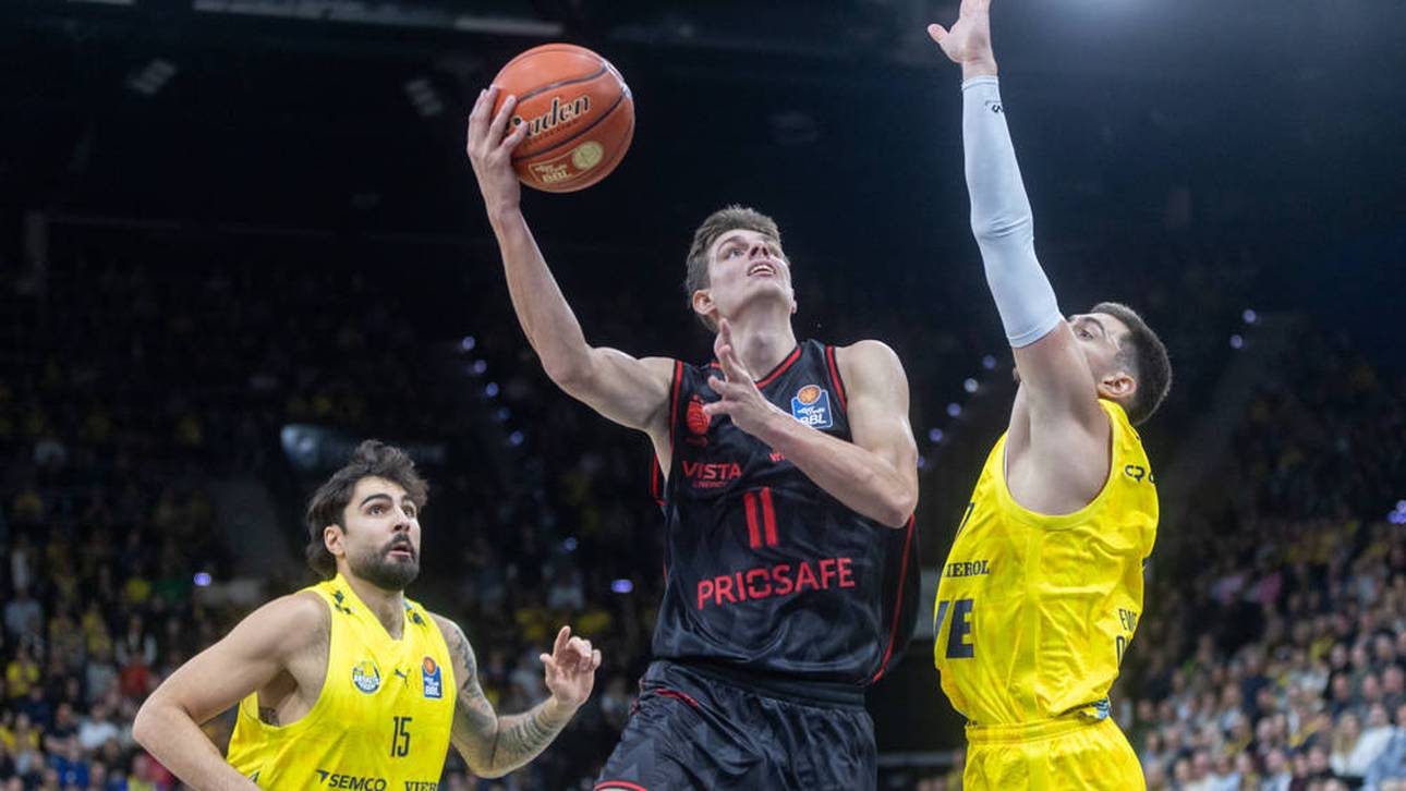 Stefan Momirov (r.) musste sich mit den EWE Baskets Oldenburg geschlagen geben