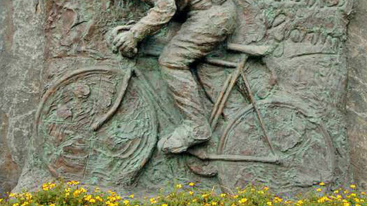 Der allererste Sieger der Tour ist Maurice Garin. 1903 sichert er sich als erster Fahrer den Titel des heute bekanntesten Radrennens der Welt. Später wird jedoch bekannt, dass Garin bei einigen Rennen die Eisenbahn genutzt hat, um eher ans Ziel zu gelangen