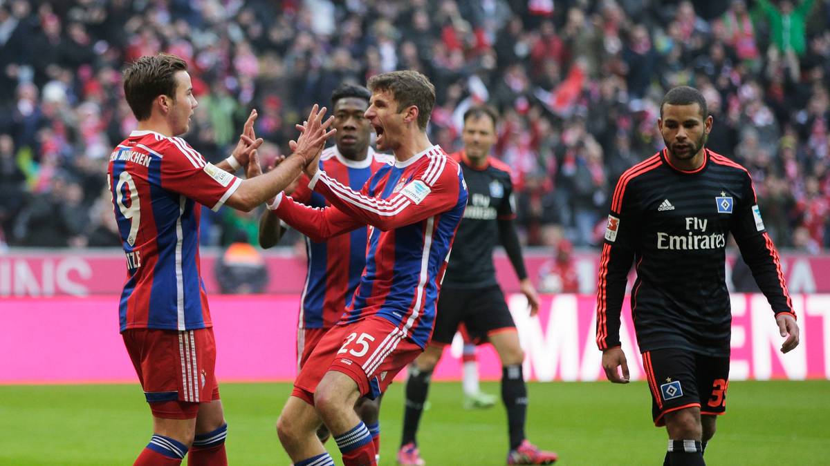 Kurz darauf beglückwünscht Müller Mario Götze (l.) für dessen entschlossenen Einsatz, der zum 2:0 führt. 
