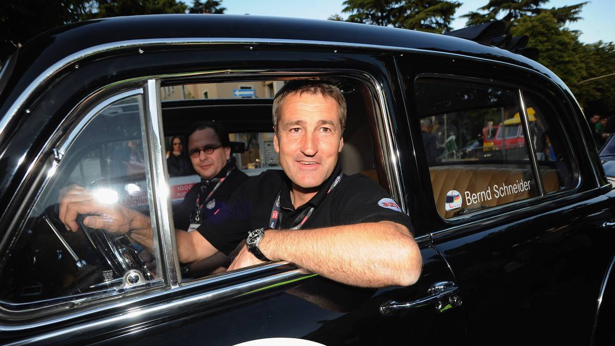 Bernd Schneider ist für Mercedes in der DTM, als Testfahrer und als Langstreckenfahrer im Einsatz. Der heute 51-Jährige gewinnt die Rekordzahl von fünf Meistertiteln in der DTM