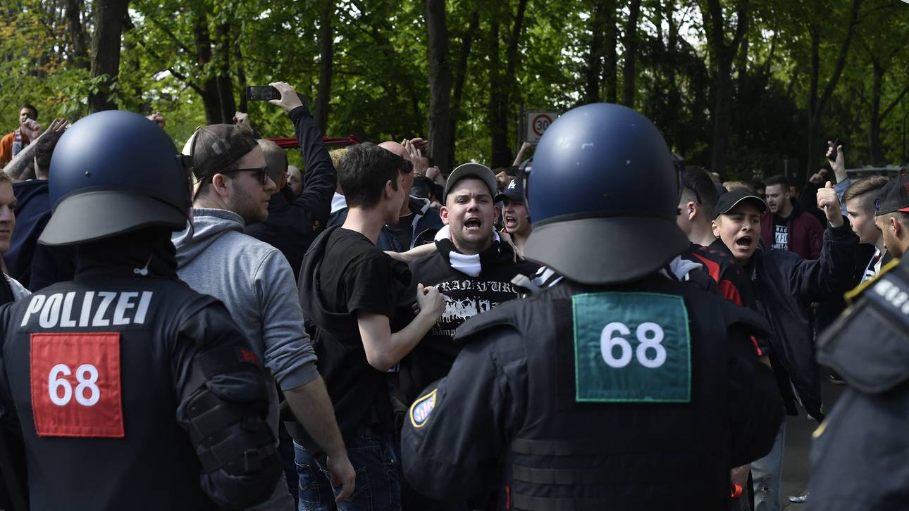 Polizistin vor Frankfurt-Spiel verletzt