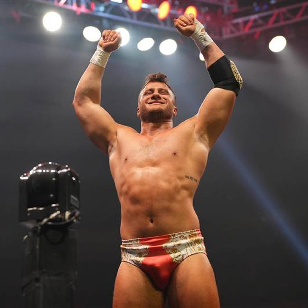 Hammer-Wechsel? AEW-Kronjuwel soll zu WWE tendieren