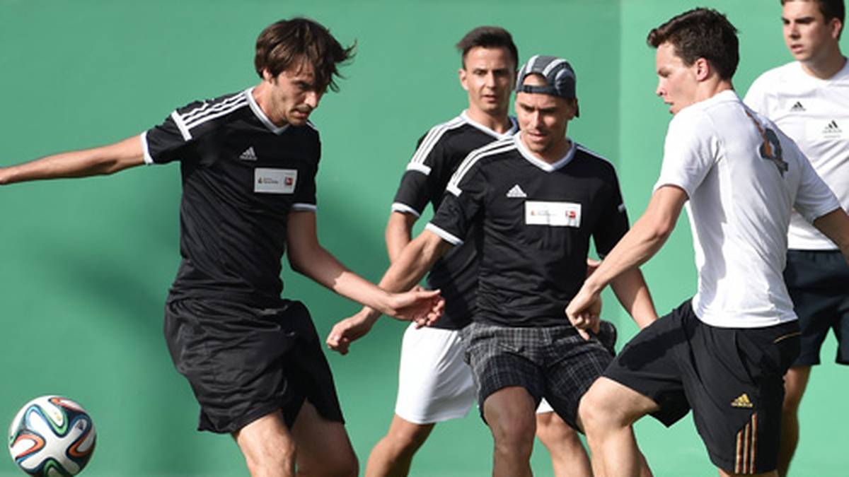 Und auch beim Fußball macht Hausding (r.) - unter anderem gegen Ex-Biathlet Michael Greis - eine gute Figur