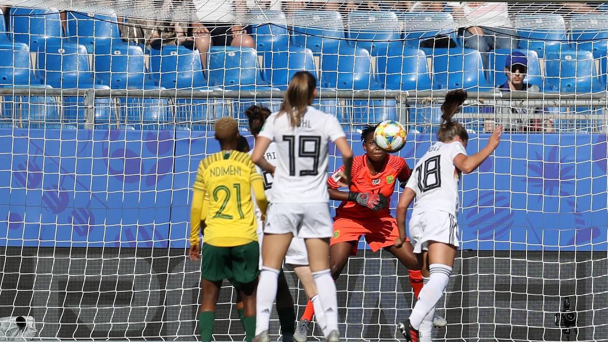 MELANIE LEUPOLZ: Spielte nach Bankplatz gegen Spanien wieder von Beginn an vor der Abwehr. Besorgte nach einer Ecke mit einem schönen Kopfball freistehend das 1:0. Setzte auch danach immer wieder offensive Akzente. Köpfte auch in der zweiten Halbzeit fast zum 4:0 ein. SPORT1-Note: 1,5