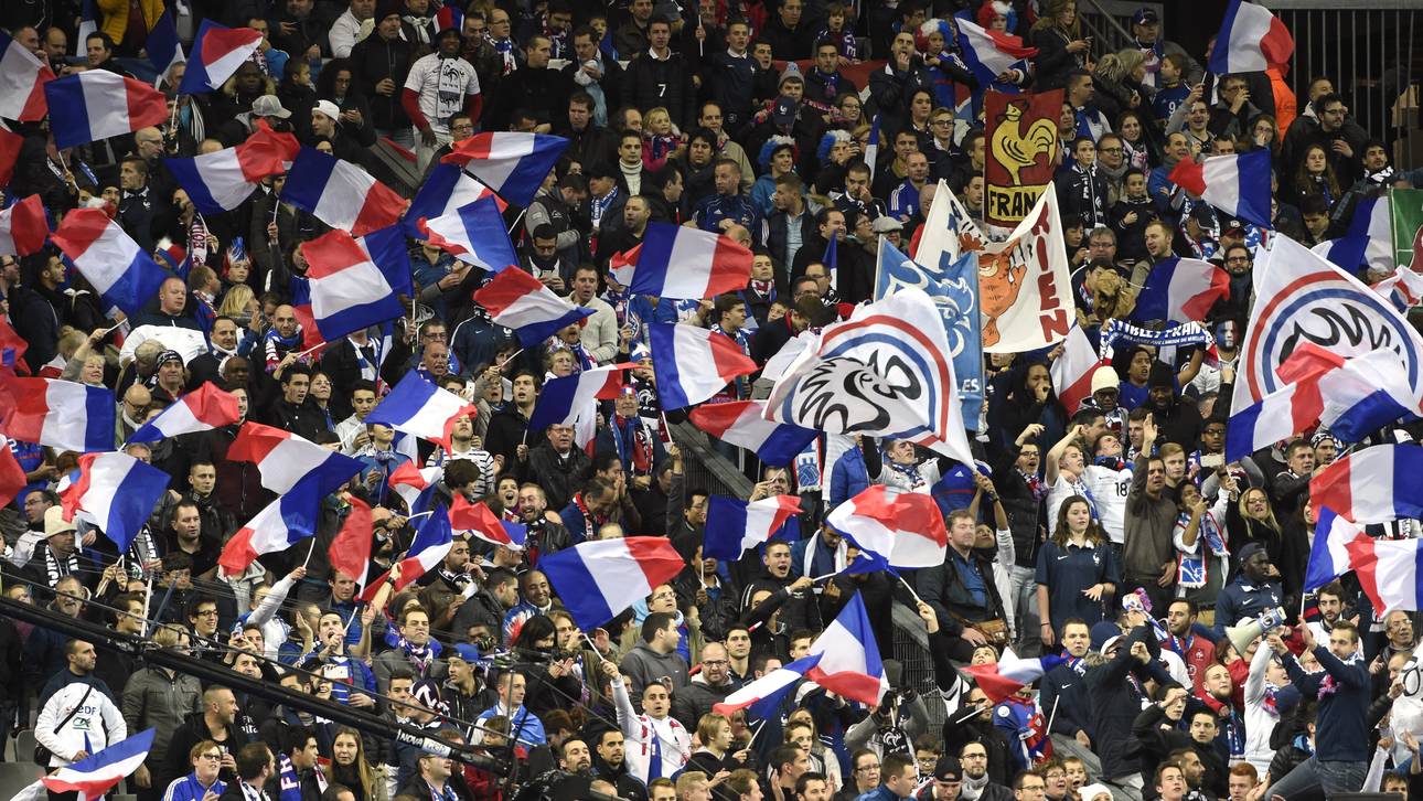 Franzosen singen spontan die Hymne