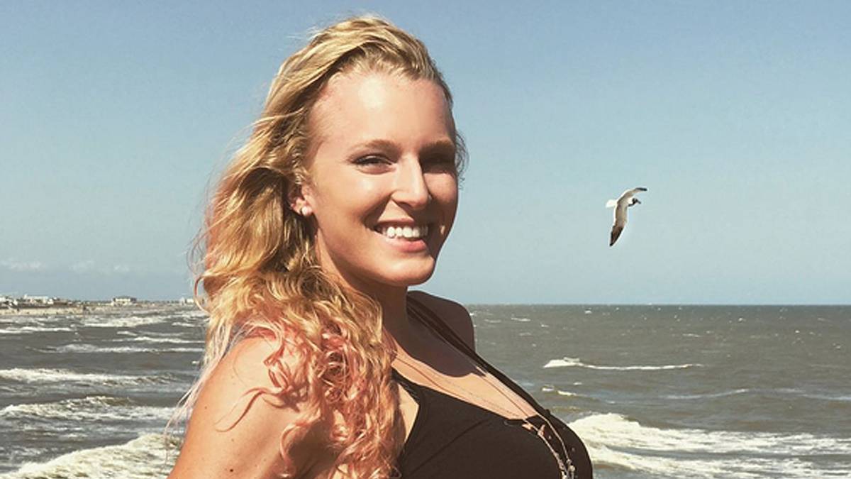 Auch außerhalb des Stadions macht sie eine gute Figur. Und wenn sie sich nicht um ihre Schlangen kümmert, schreibt sie Songs und spielt Gitarre