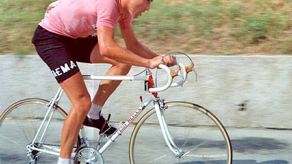 Der Belgier Eddy Merckx gewinnt als einer von fünf Fahrern gleich fünf Mal die Frankreich-Rundfahrt. In den Jahren 1969 bis 1972 sowie im Jahr 1974  gewinnt er die Tour mit den Teams FAEMA und Molteni. Heute wird Merckx als der größte Rennfahrer der Geschichte angesehen