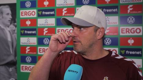 Eine Abseitsposition von Luis Díaz vor dem Ausgleich des FC Bayern im Pokalspiel beim 1. FC Köln sorgt für Wirbel. FC-Trainer Lukas Kwasniok ist merklich gefrustet - und bemüht einen interessanten Vergleich.