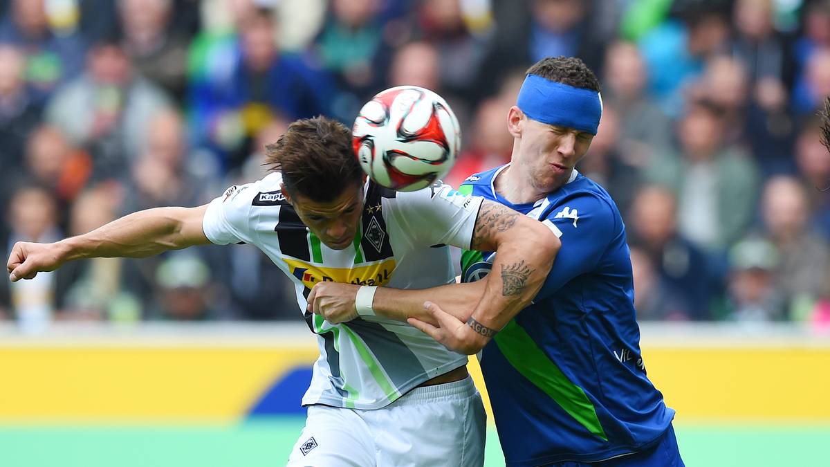 Schmerzhaft wird es dann für seinen Kollegen Ivan Perisic (r.). Der Kroate rasselt im Kopfballduell mit Granit Xhaka zusammen und muss blutüberströmt am Spielfeldrand behandelt werden. Nach längerer Pause wirft sich der Mittelfeldspieler aber wieder mit aller Macht in die Zweikämpfe