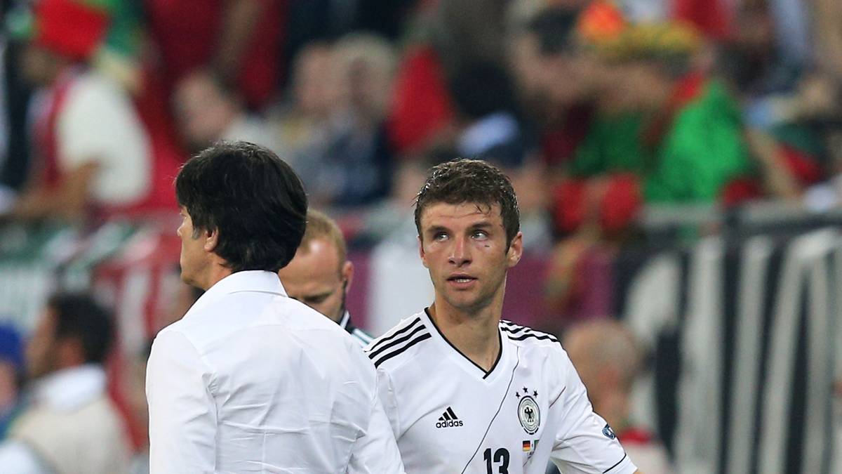 Bis zur EM 2012 geht Müllers Nationalmannschaftskarriere nur in eine Richtung: Steil nach oben. Doch in Polen und der Ukraine erlebt der Stürmer nach der bitteren CL-Pleite im „Finale dahoam“ mit den Bayern auch im DFB-Trikot den ersten Dämpfer
