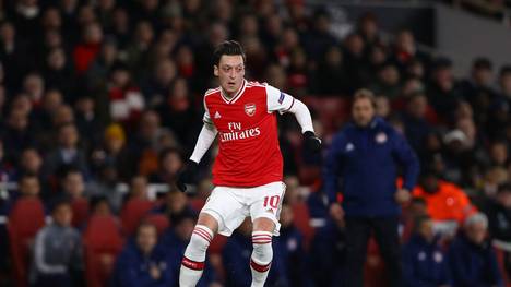 Mesut Özil spielt bei Arsenal keine Rolle mehr. Nun mischt sich Philippe Coutinhos Berater Kia Joorabchian mit deutlichen Worten in den Streit ein. 