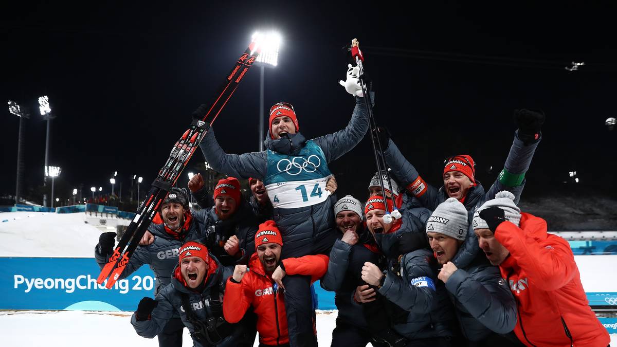 Die Betreuer und Trainer lassen ihren Helden hochleben