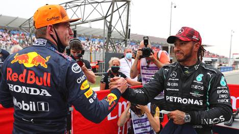 Red-Bull-Pilot Max Verstappen (l.) hat im Duell mit Mercedes-Fahrer Lewis Hamilton aktuell die Oberhand
