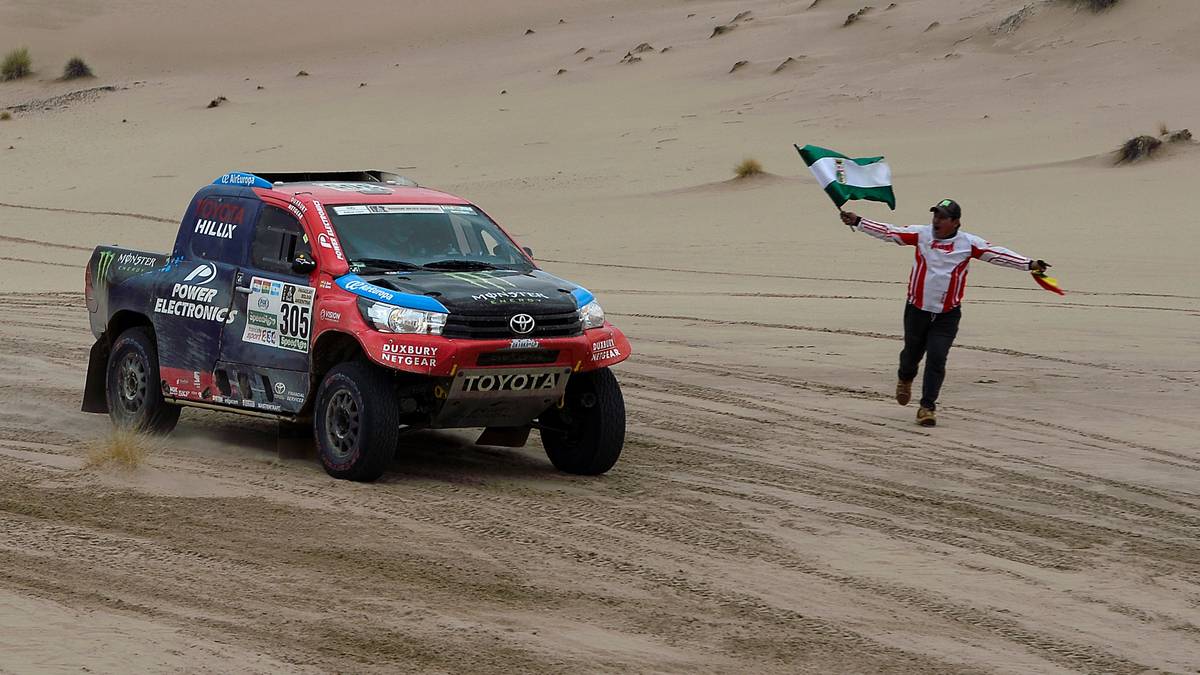 Toyota-Fahrer Nani Roma wird in der bolivianischen Wüste von einem einzelnen Fan angefeuert