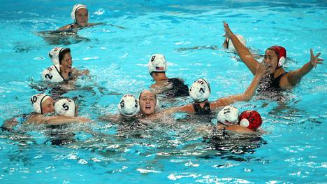 Die Wasserballerinnen der USA feiern ihre Goldmedaille