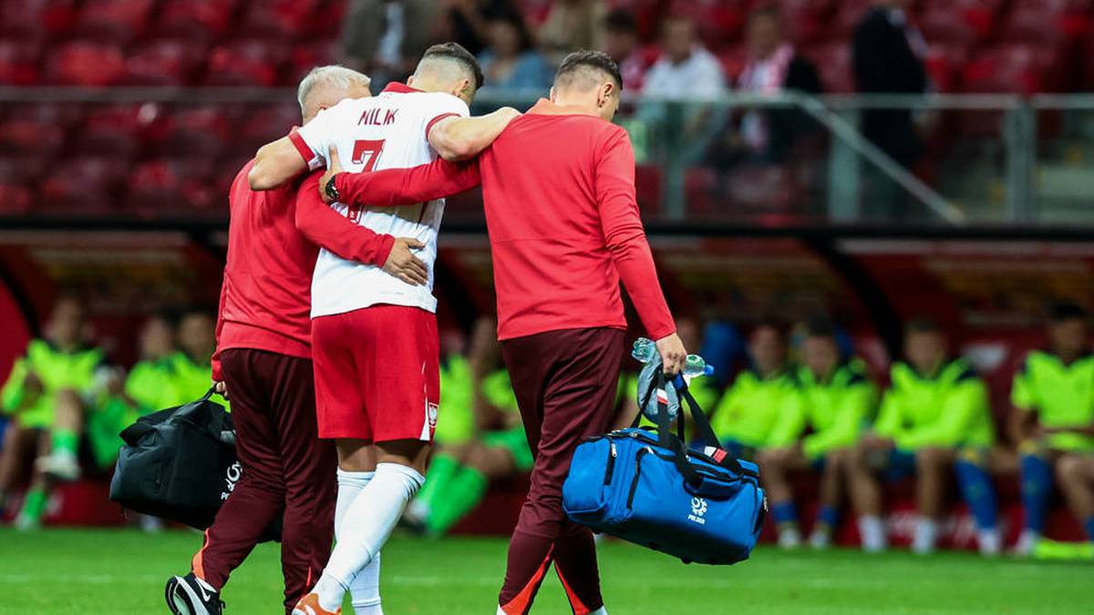 Schock für Polen! Der einstige Bundesliga-Profi zog sich in einem unmittelbar vor der EM ausgetragenen Testspiel gegen die Ukraine eine schwere Knieverletzung zu und musste nach nur vier Minuten ausgewechselt werden. „Milik wird nicht zur EM fahren“, bestätigte der polnische Trainer Michal Probierz bei der Pressekonferenz nach dem Spiel.