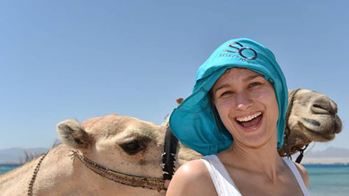 Die Fechterin Britta Heidemann nimmt Kontakt zur einheimischen Tierwelt auf