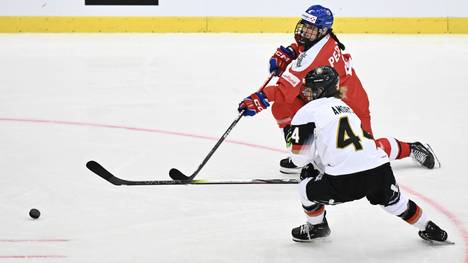 Torschützin Hanna Amort gegen  Daniela Pejsova