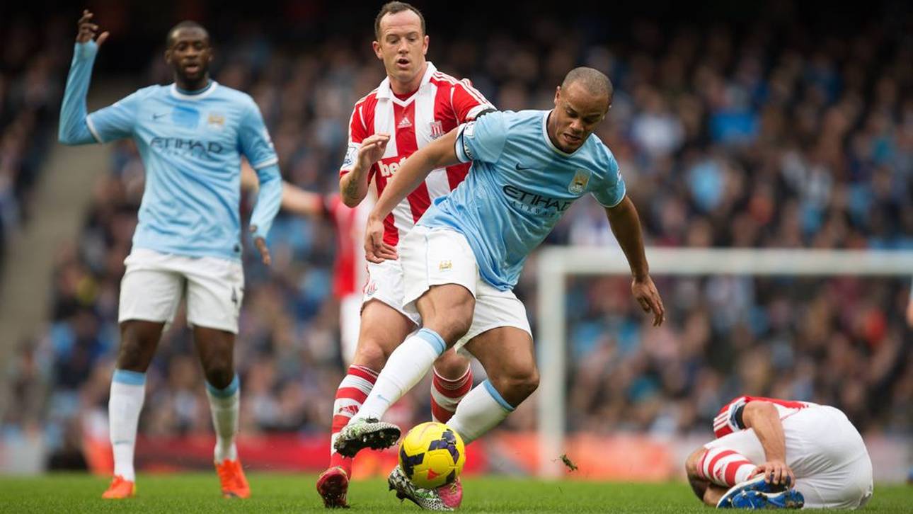 Charlie Adam (2.v.l., hier im Trikot von Stoke City) und Vincent Kompany (Manchester City) standen sich vor ihrer gemeinsamen Trainerzeit auch als Profis auf dem Platz gegenüber