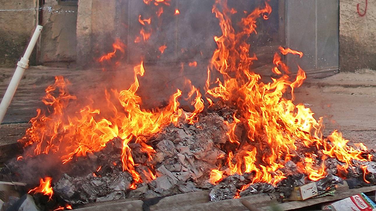 Brandstiftung? Feuer am Tenniszentrum