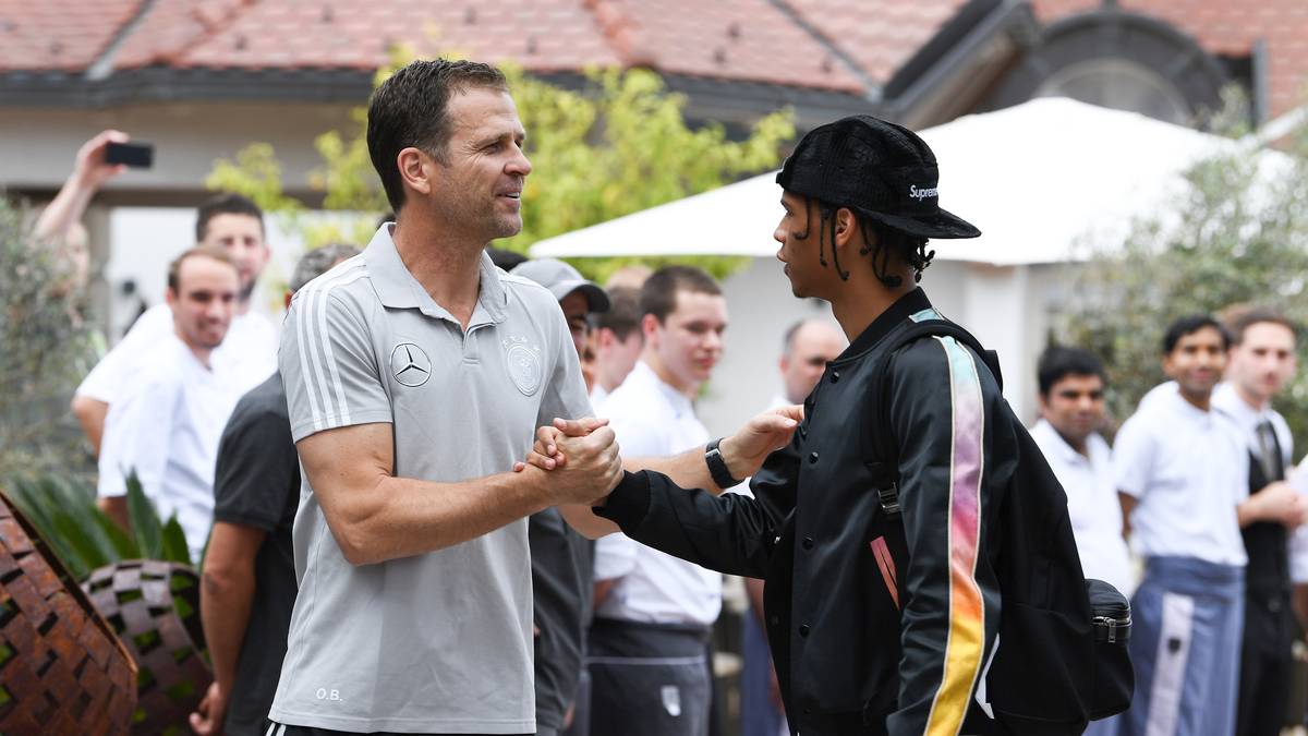 DFB-Manager Oliver Bierhoff begrüßt seine Schützlinge: Sane...