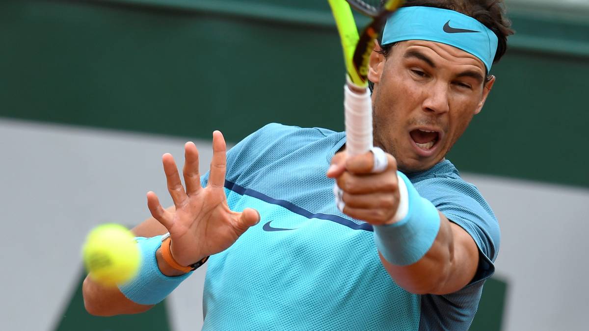 Besser macht es Rafael Nadal, der trotz aller Anstrengung immerhin noch mit einem Auge den Ball im Blick hat