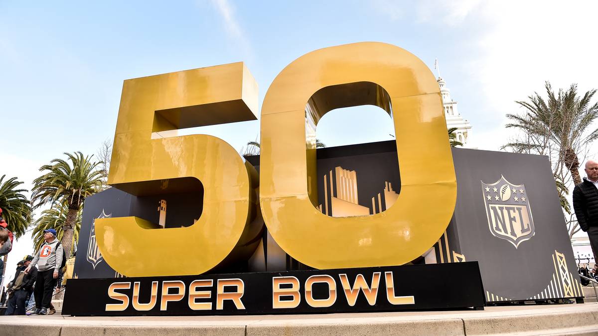 Der Super Bowl 50 elektrisiert die Massen, Footballfans rund um den Globus fiebern mit ihren Teams. Aber welcher Promi drückt den Denver Broncos die Daumen, wer hält es mit den Carolina Panthers? SPORT1 zeigt die Promi-Fans beim Super Bowl