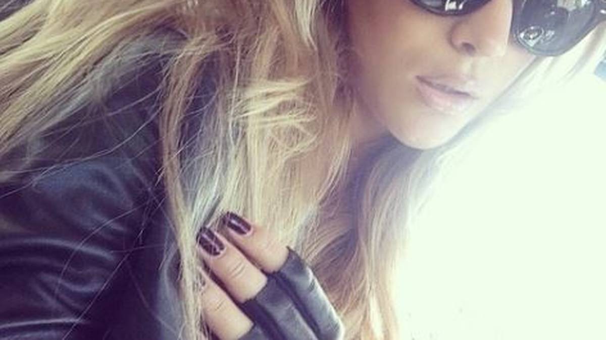 Ina und Schalkes Defensivspieler Dennis Aogo sind das Traumpaar der Königsblauen