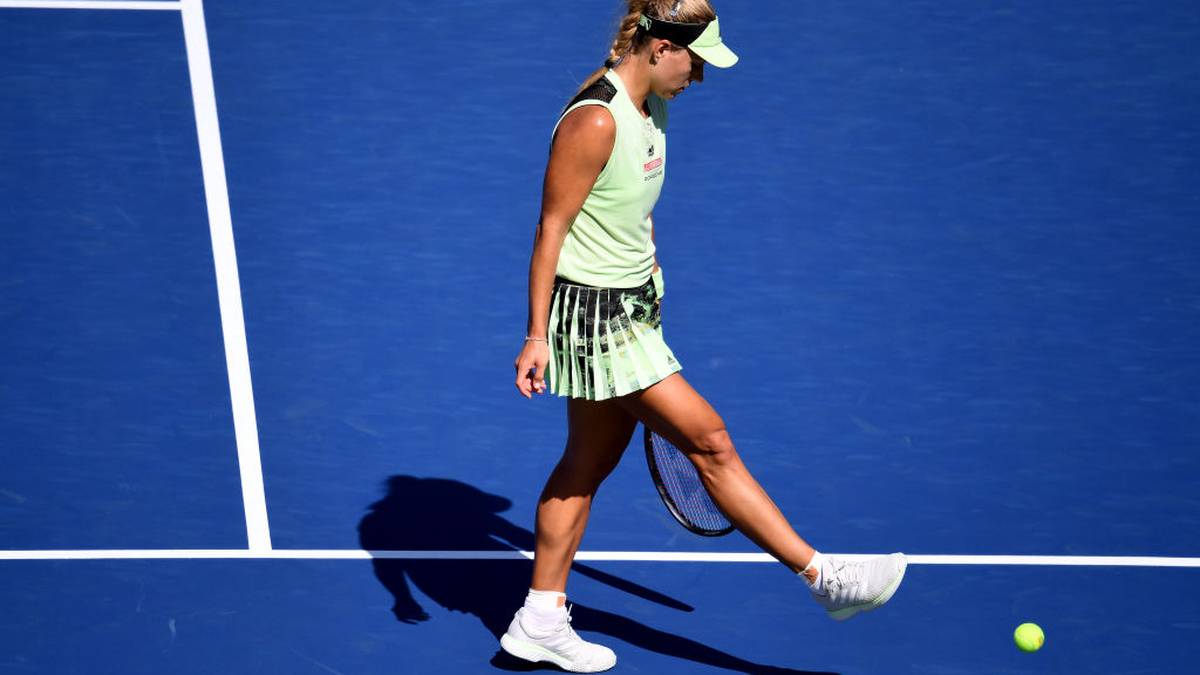 Mit ihrem Aus in der ersten Runde der US Open 2019 hat Angelique Kerber einen neuen Tiefpunkt in ihrer Karriere erreicht. Sie verliert in drei Sätzen (5:7, 6:0, 4:6) gegen die Französin Kristina Mladenovic
